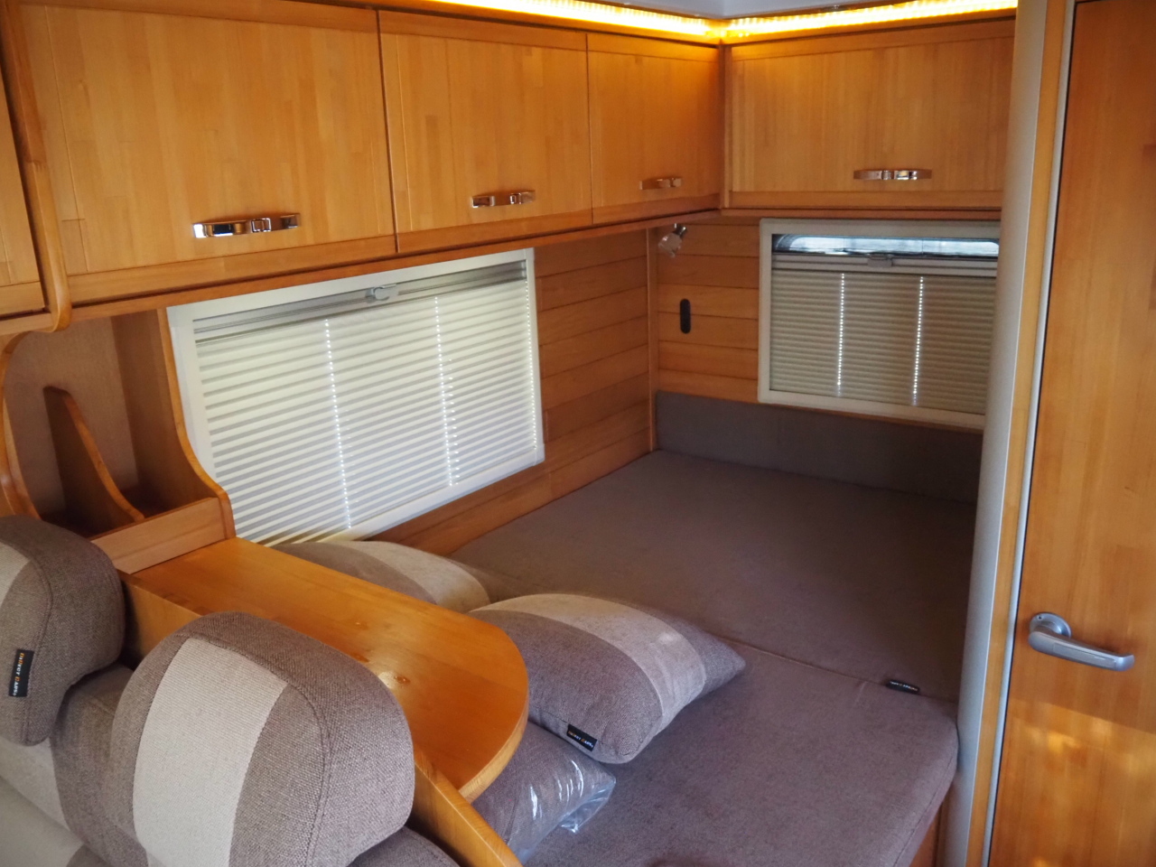 キャンピングカーキャブコン