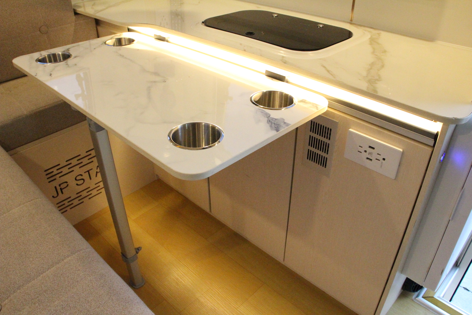 キャンピングカー軽キャンパー