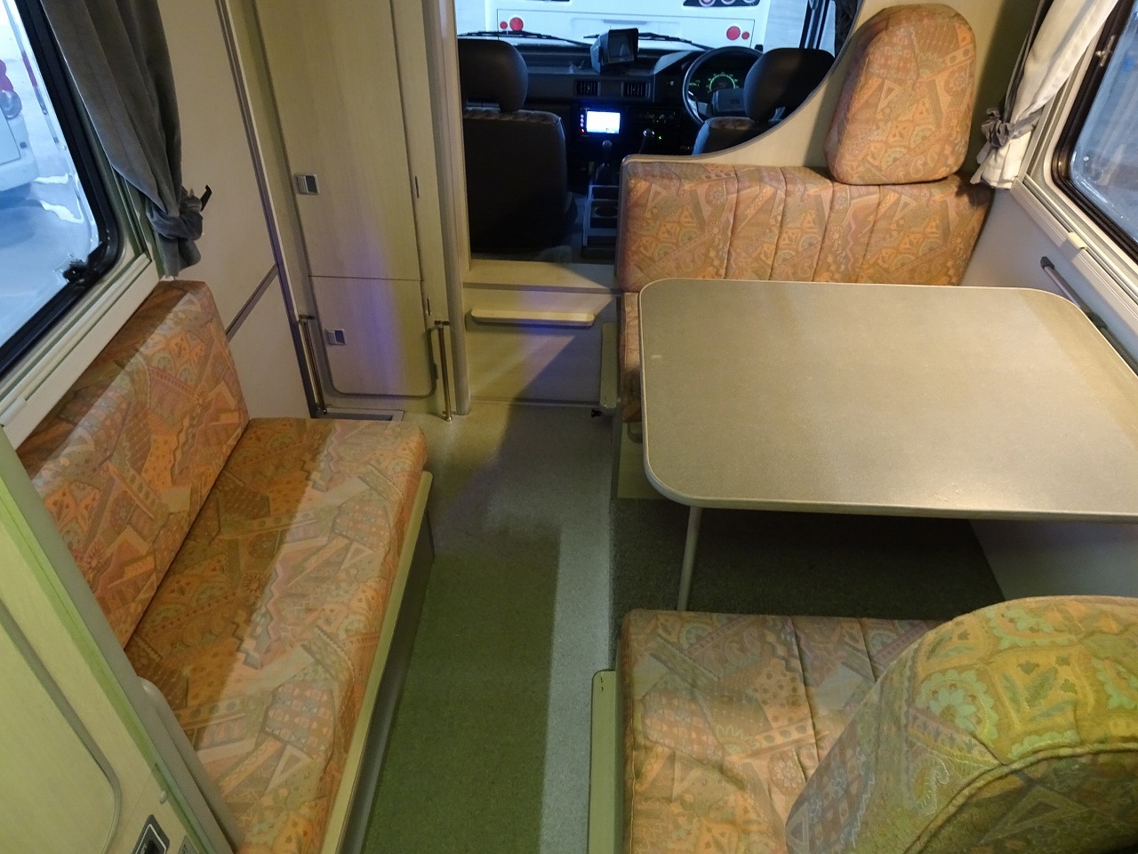 キャンピングカーキャブコン