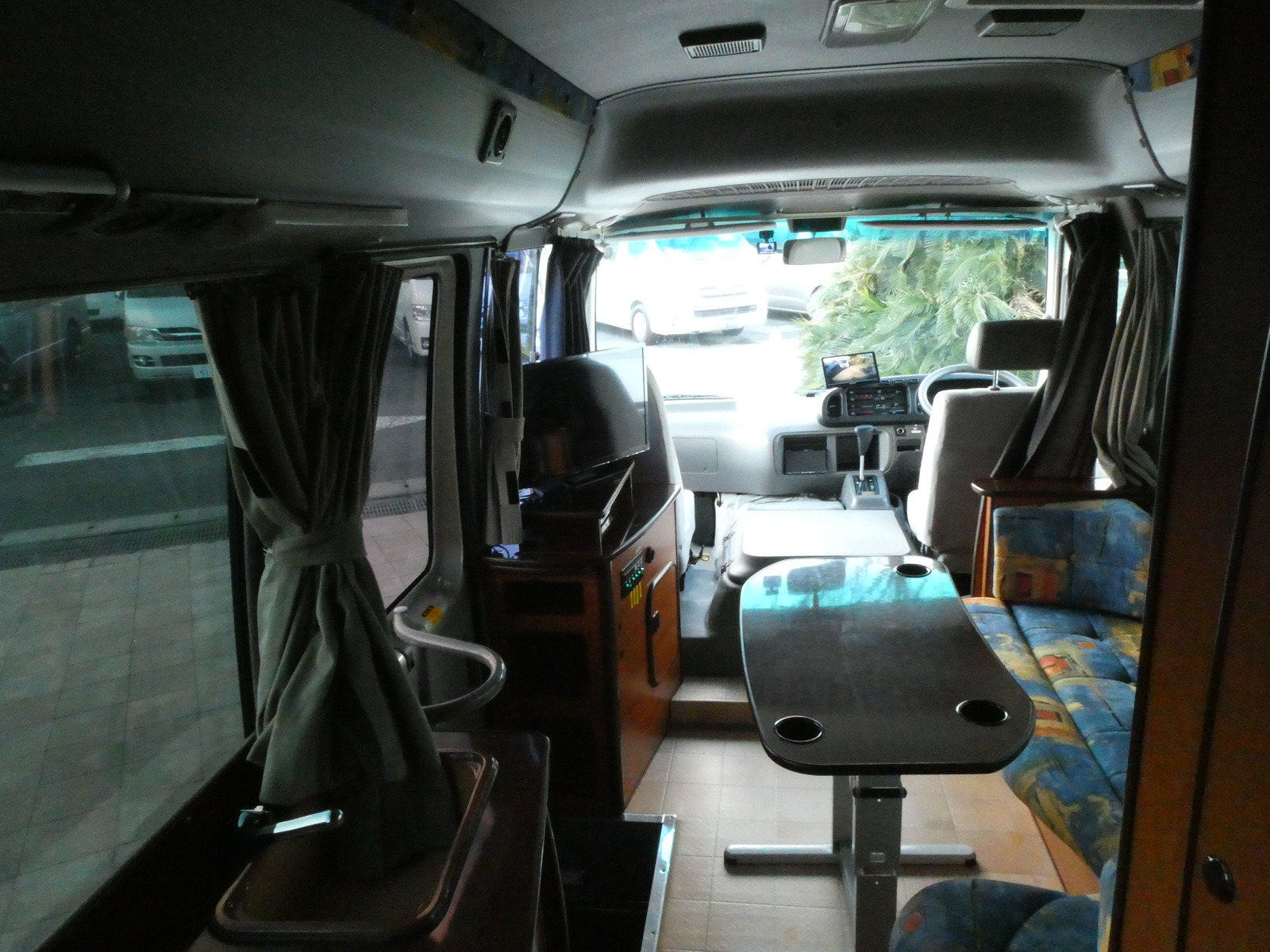 キャンピングカーバスコン