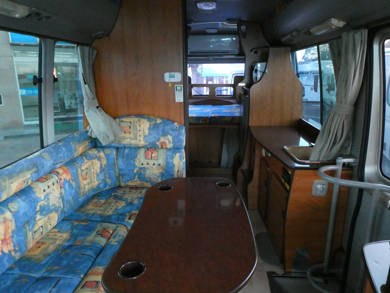 キャンピングカーバスコン