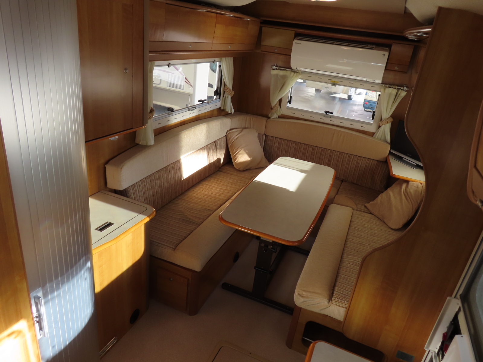 キャンピングカーキャブコン