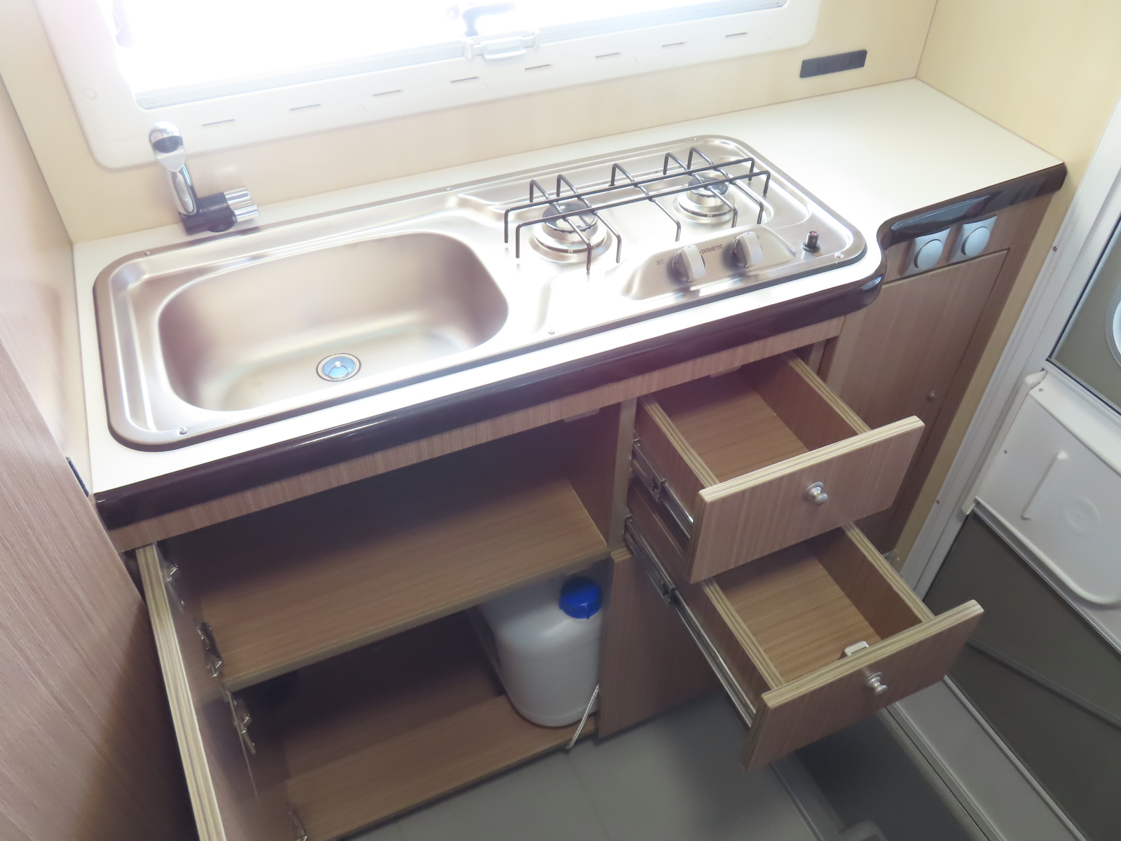 キャンピングカーキャブコン