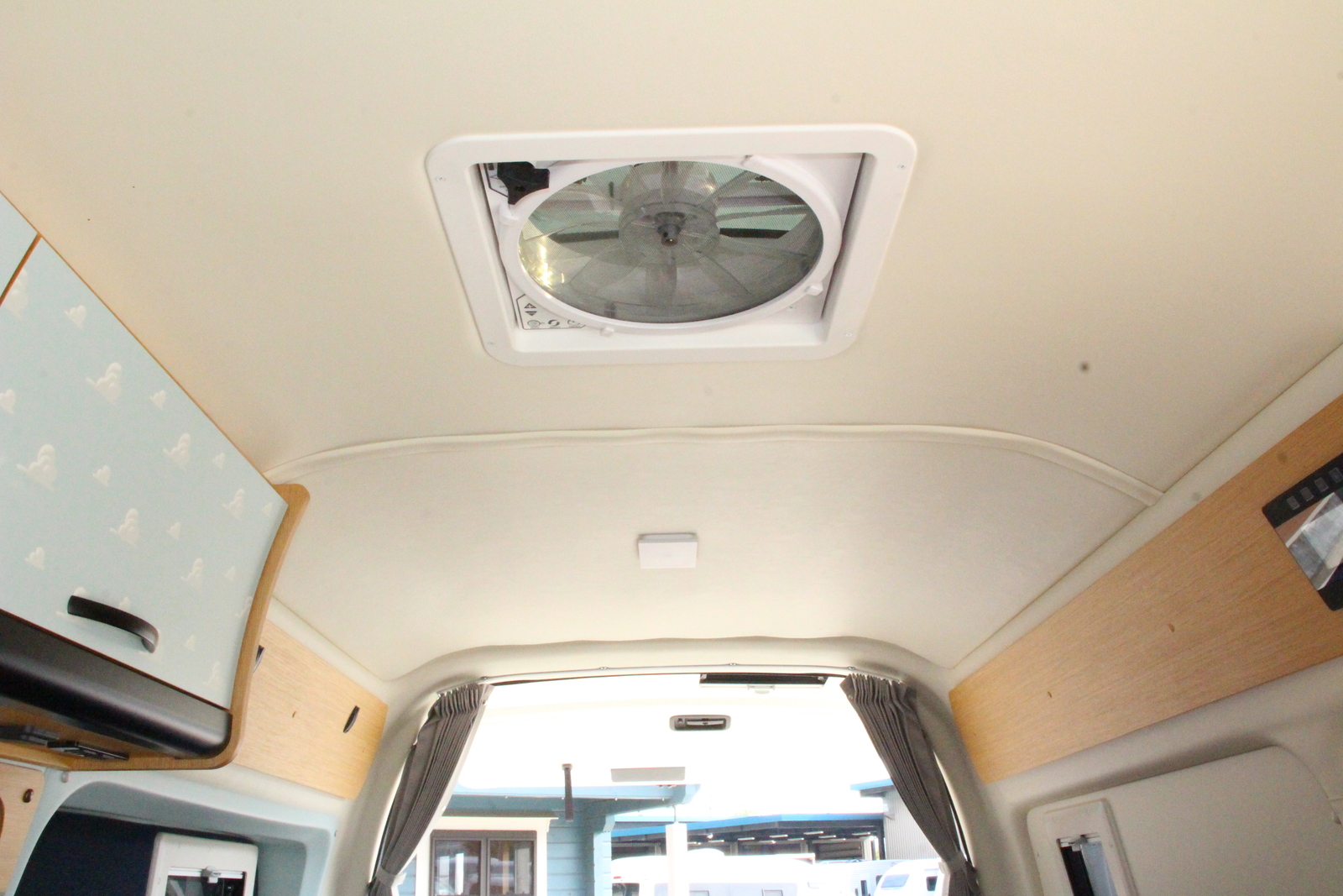 キャンピングカーバンコン