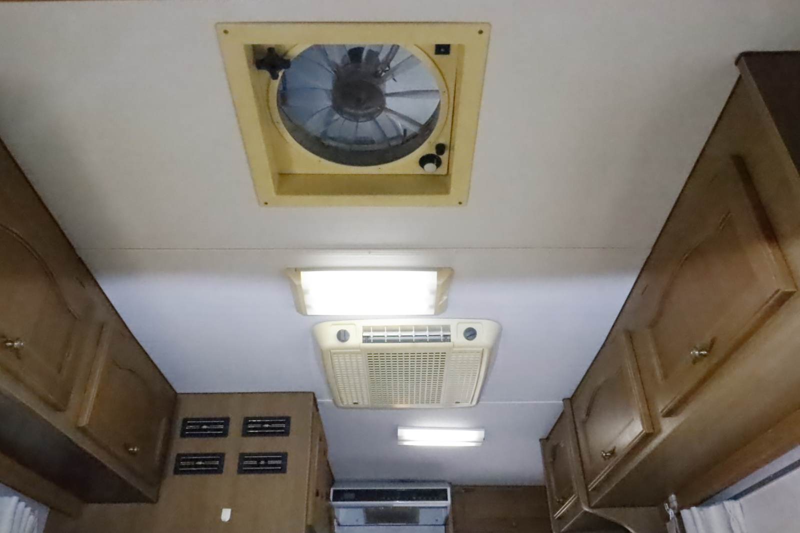 キャンピングカーキャブコン