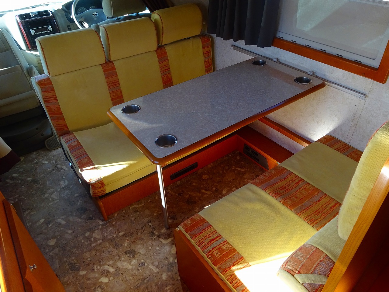 キャンピングカーキャブコン