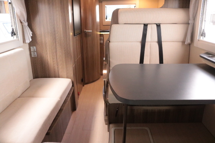 キャンピングカーキャブコン