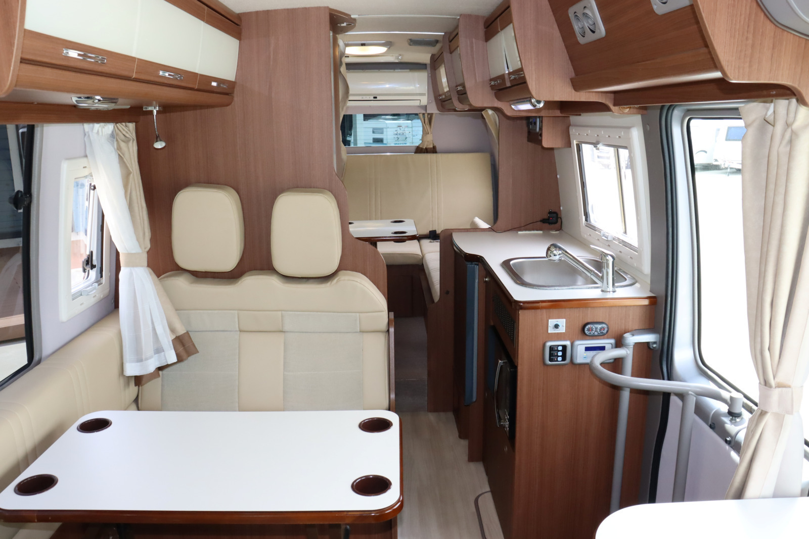 キャンピングカーバスコン