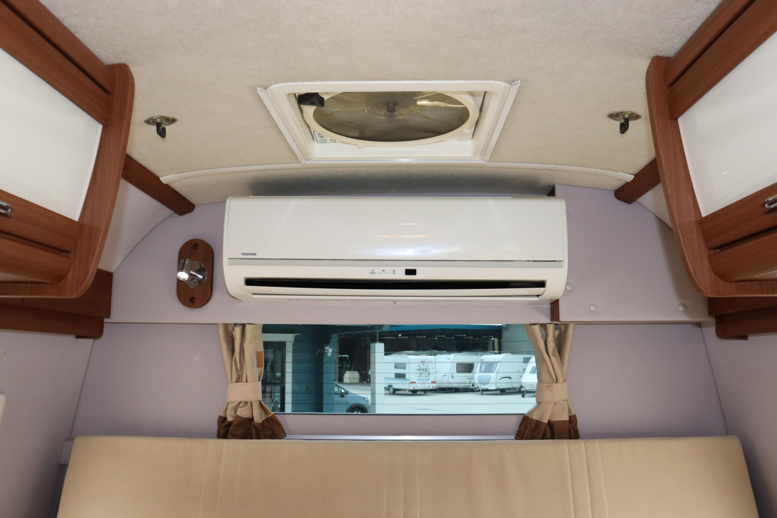 キャンピングカーバスコン