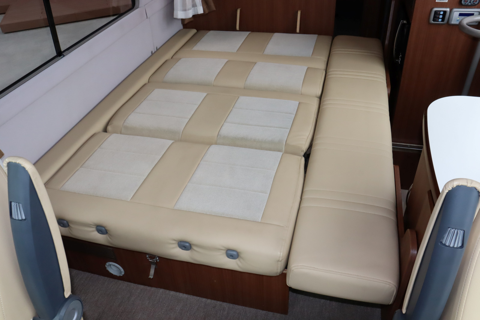 キャンピングカーバスコン