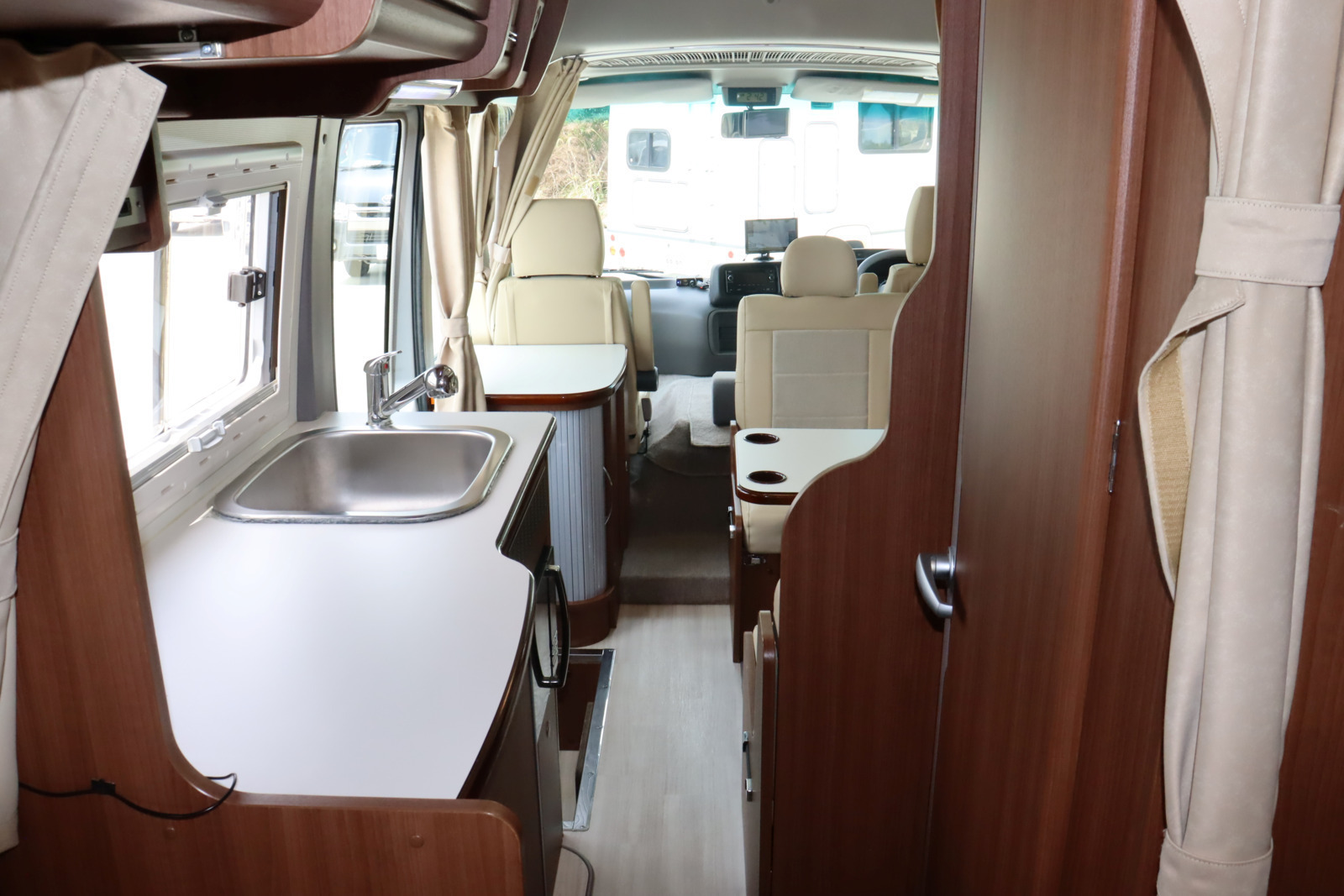 キャンピングカーバスコン