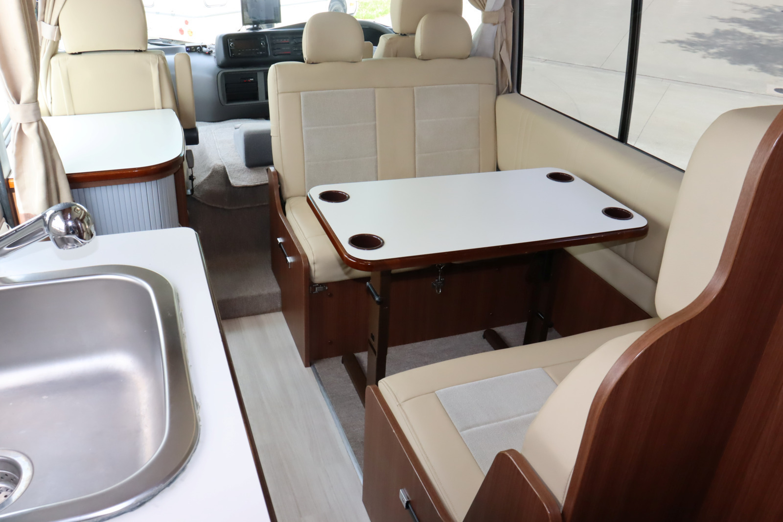 キャンピングカーバスコン