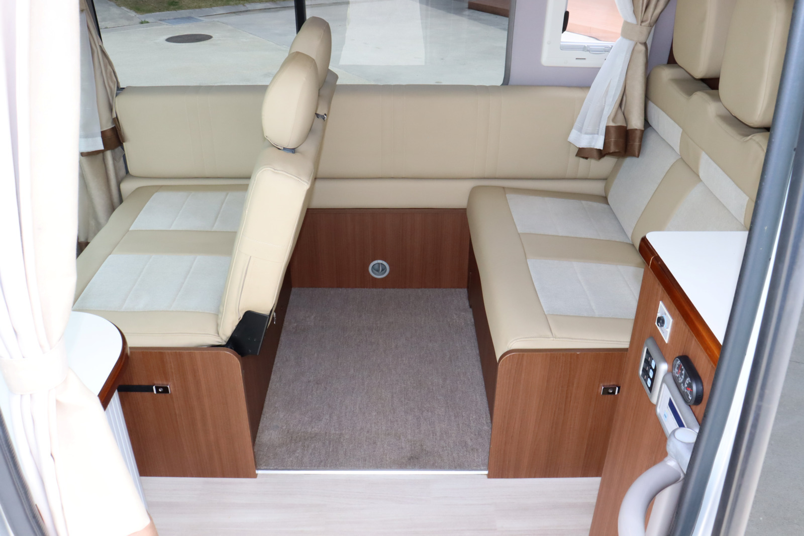 キャンピングカーバスコン