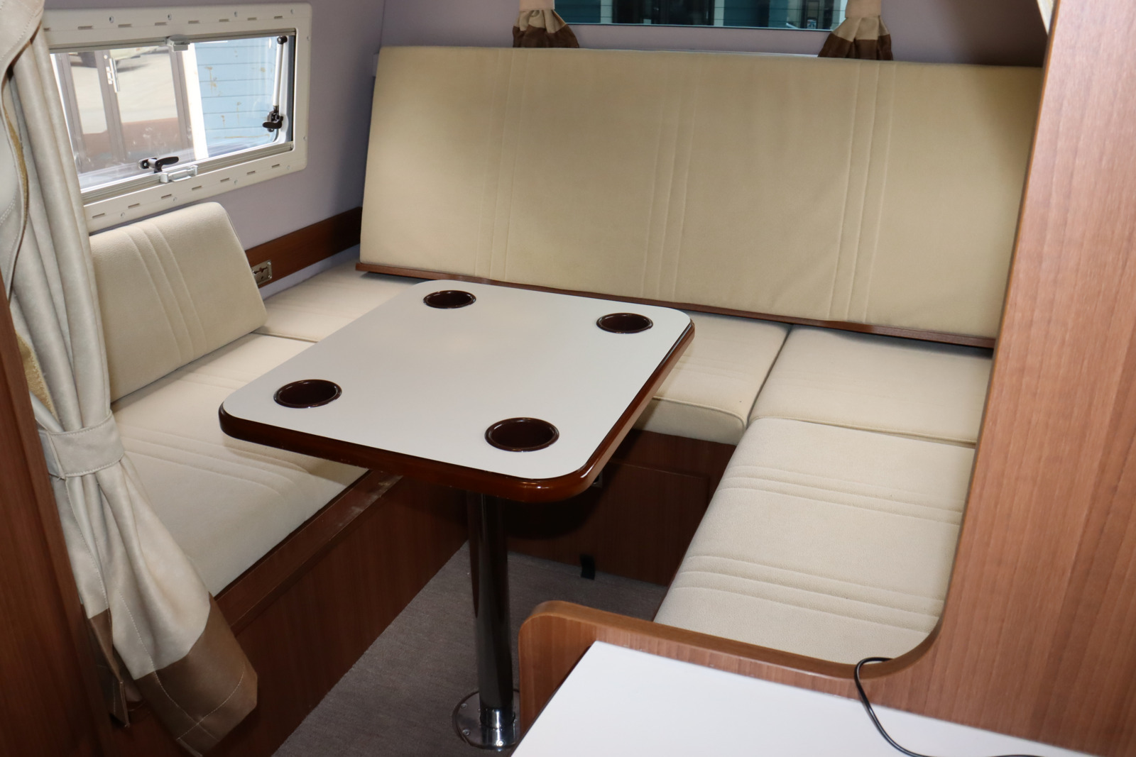 キャンピングカーバスコン