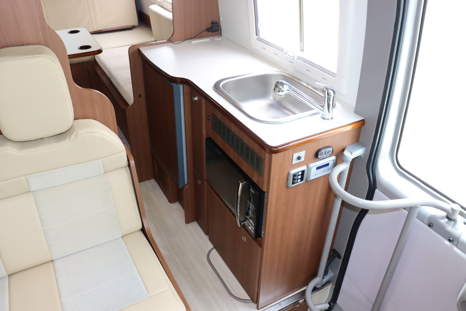 キャンピングカーバスコン