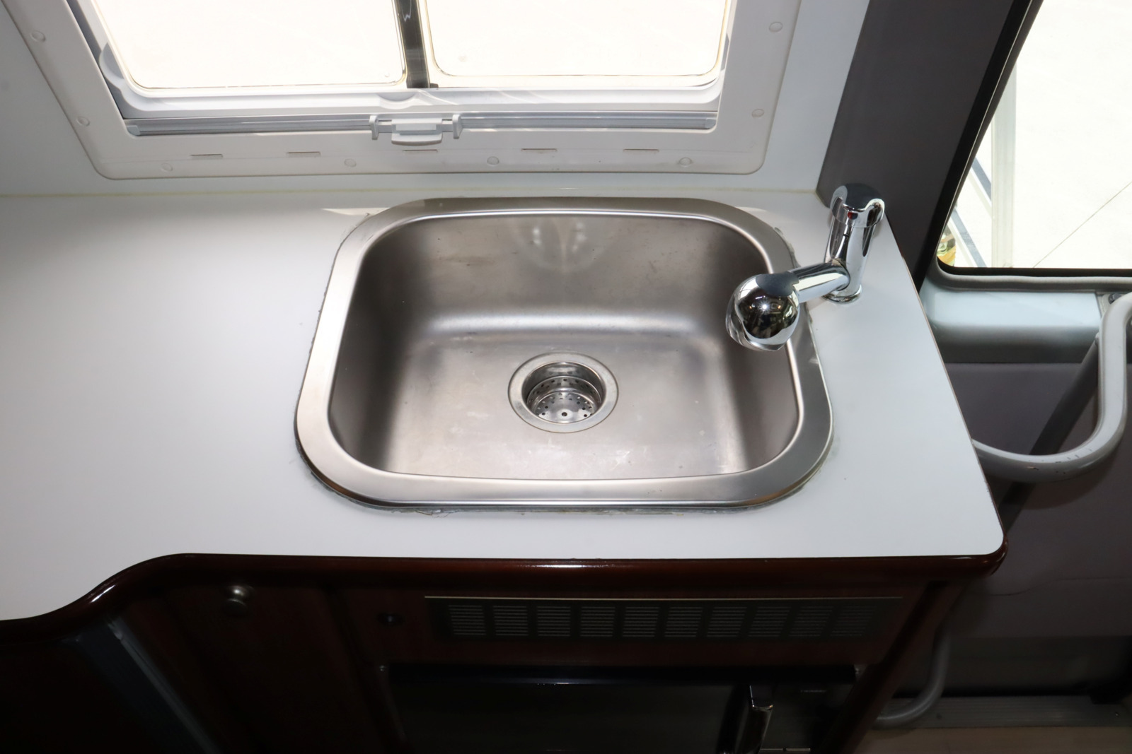 キャンピングカーバスコン