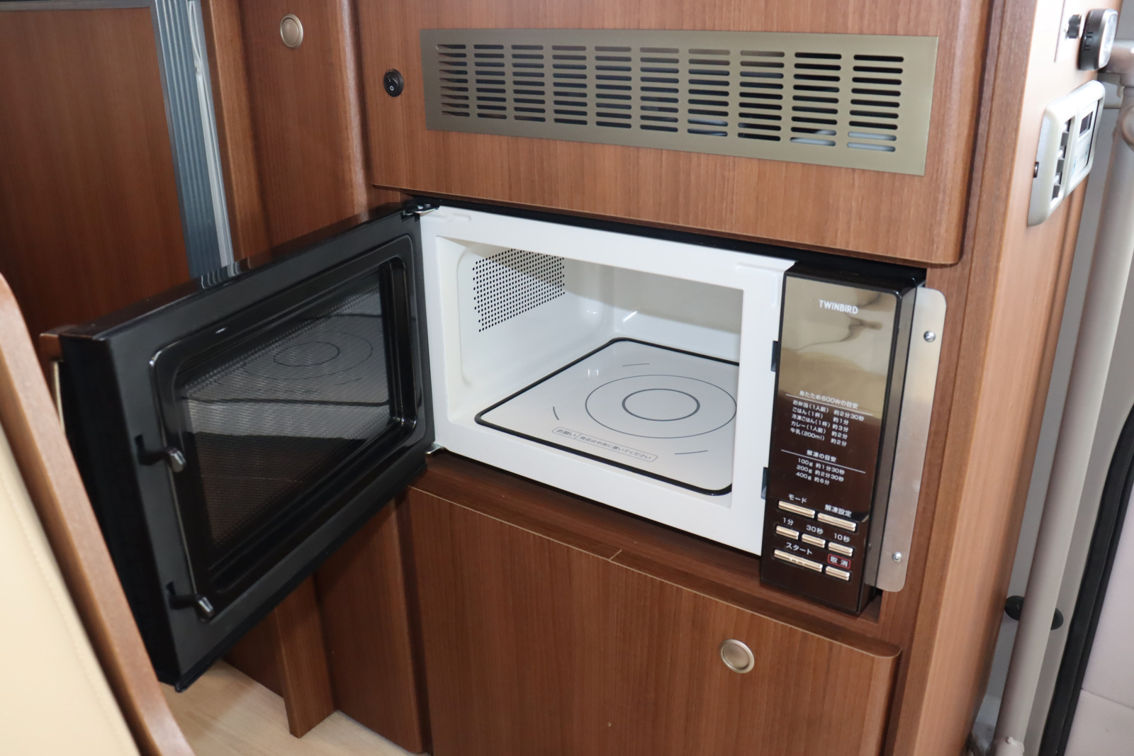 キャンピングカーバスコン