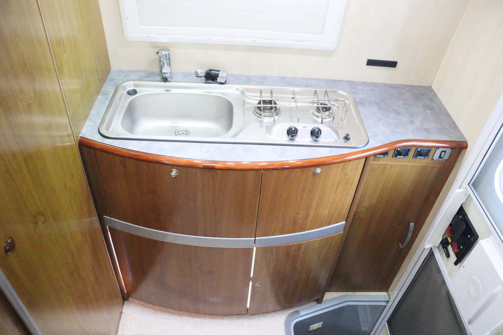 キャンピングカーキャブコン