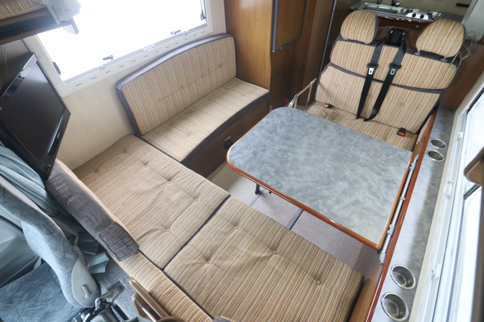 キャンピングカーキャブコン