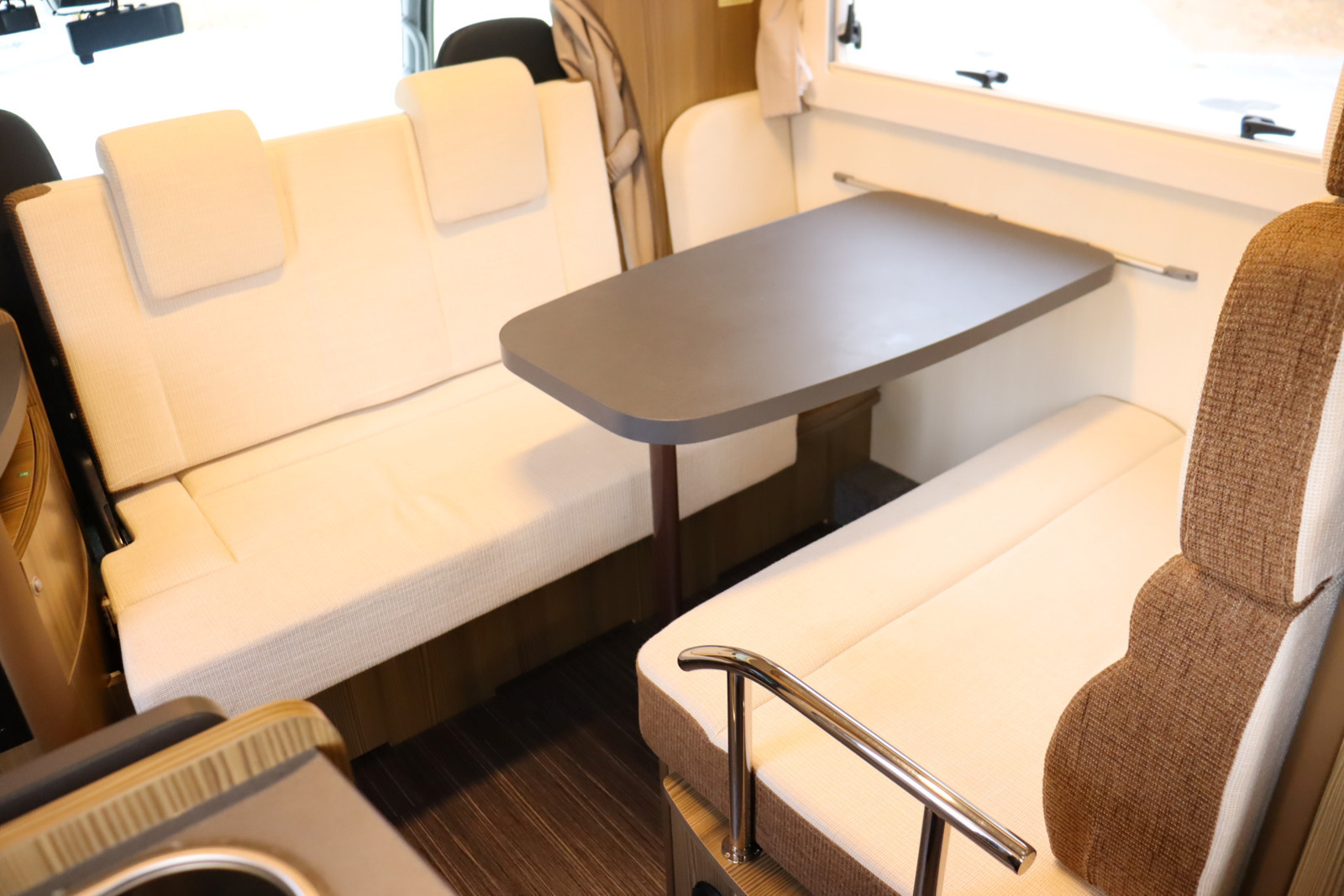 キャンピングカーキャブコン