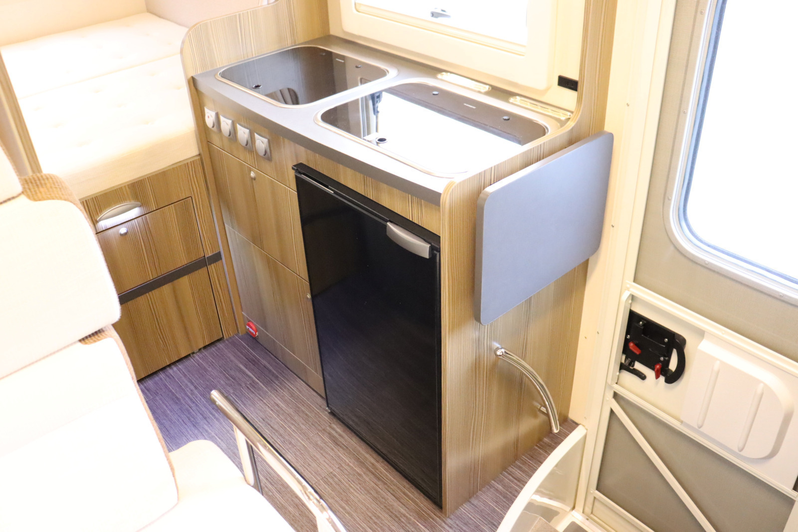 キャンピングカーキャブコン