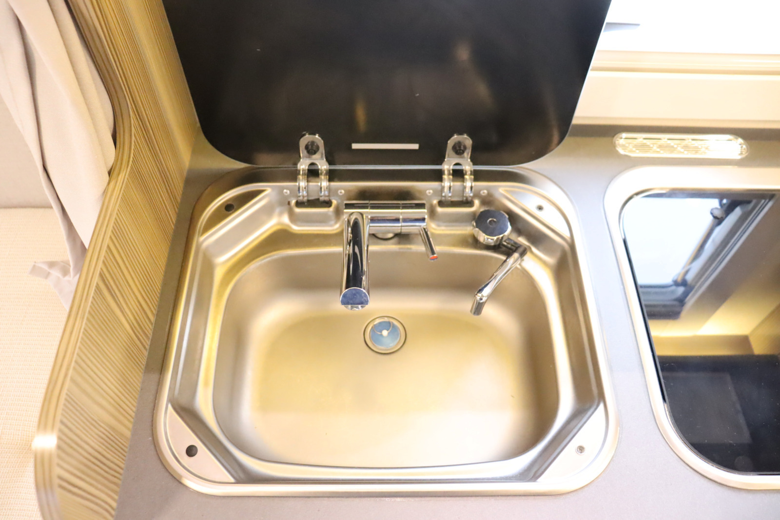 キャンピングカーキャブコン