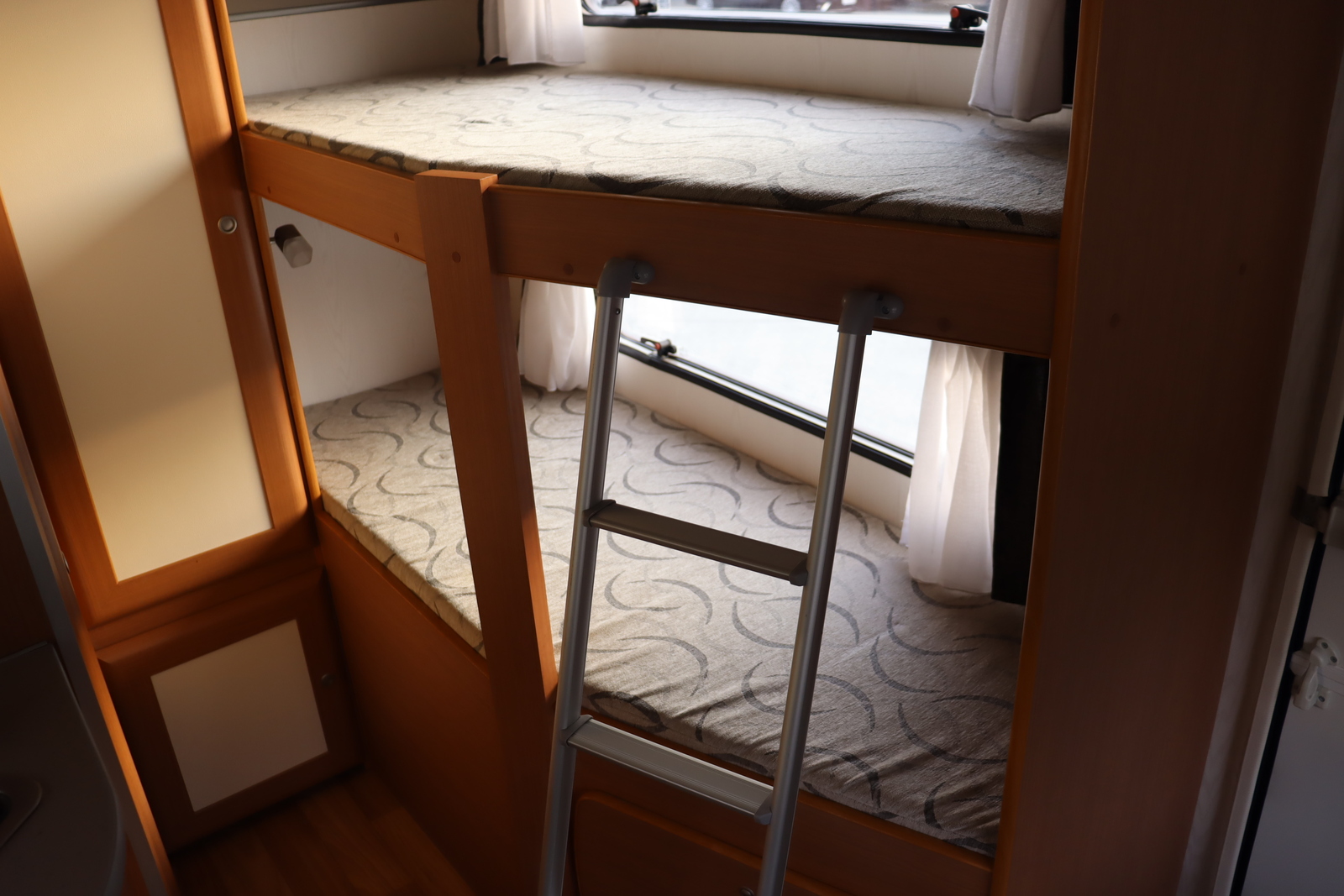 キャンピングカートレーラー