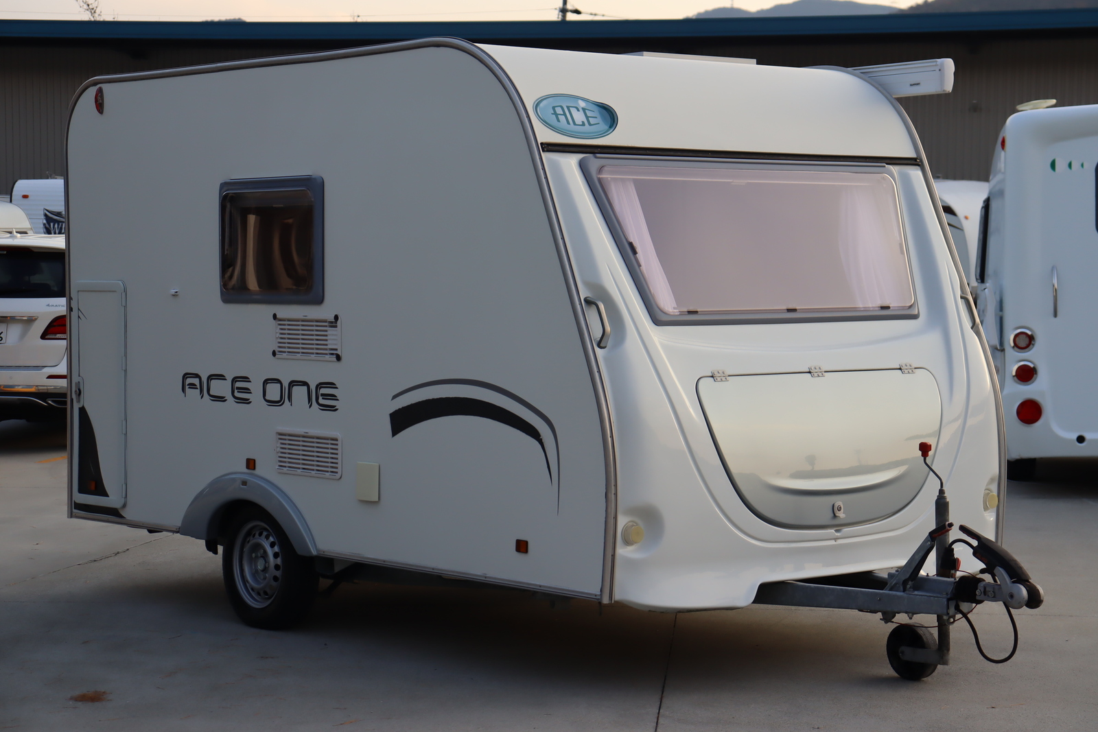 キャンピングカートレーラー