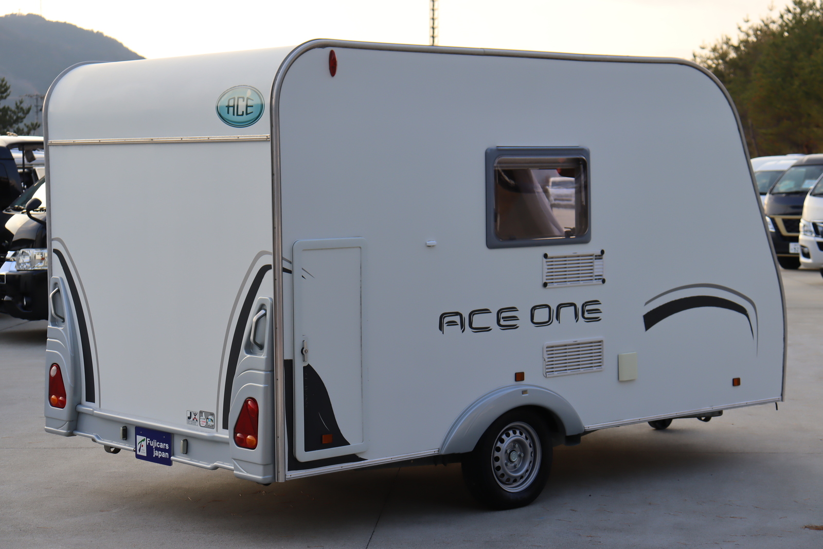 キャンピングカートレーラー