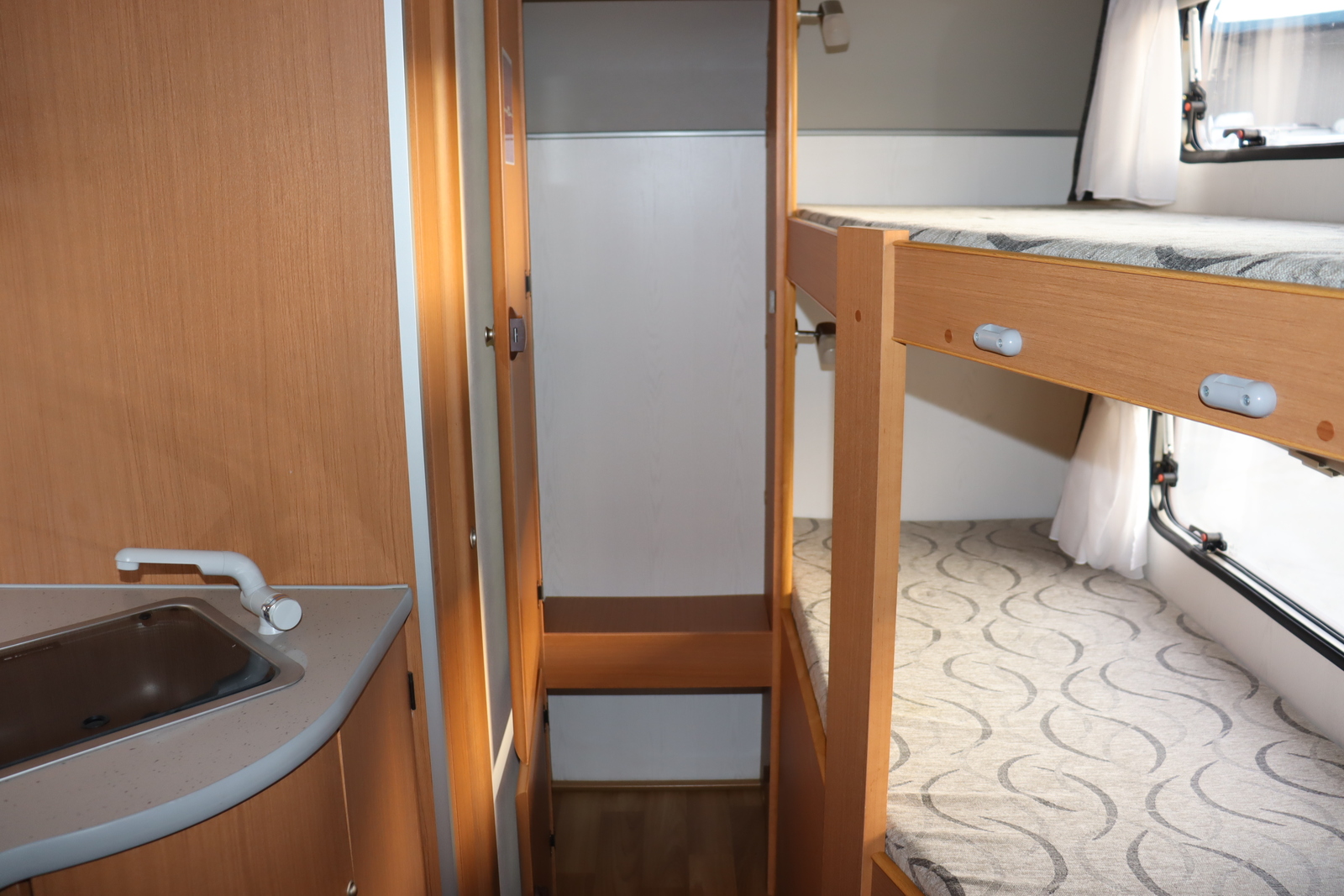 キャンピングカートレーラー