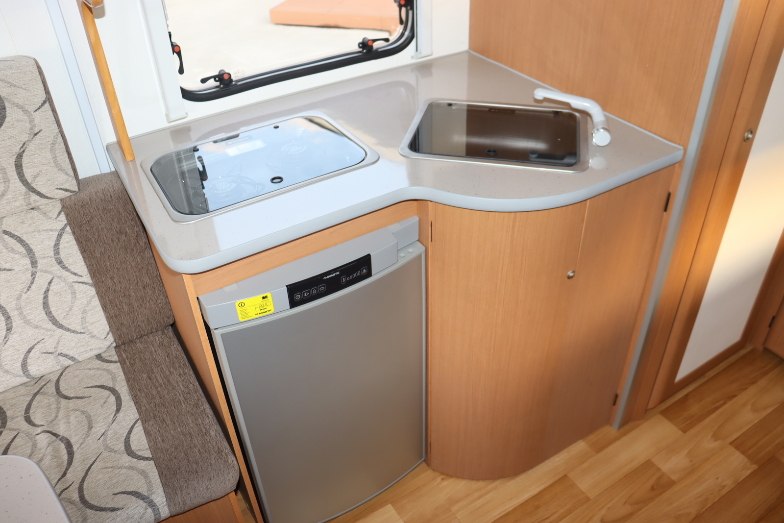 キャンピングカートレーラー