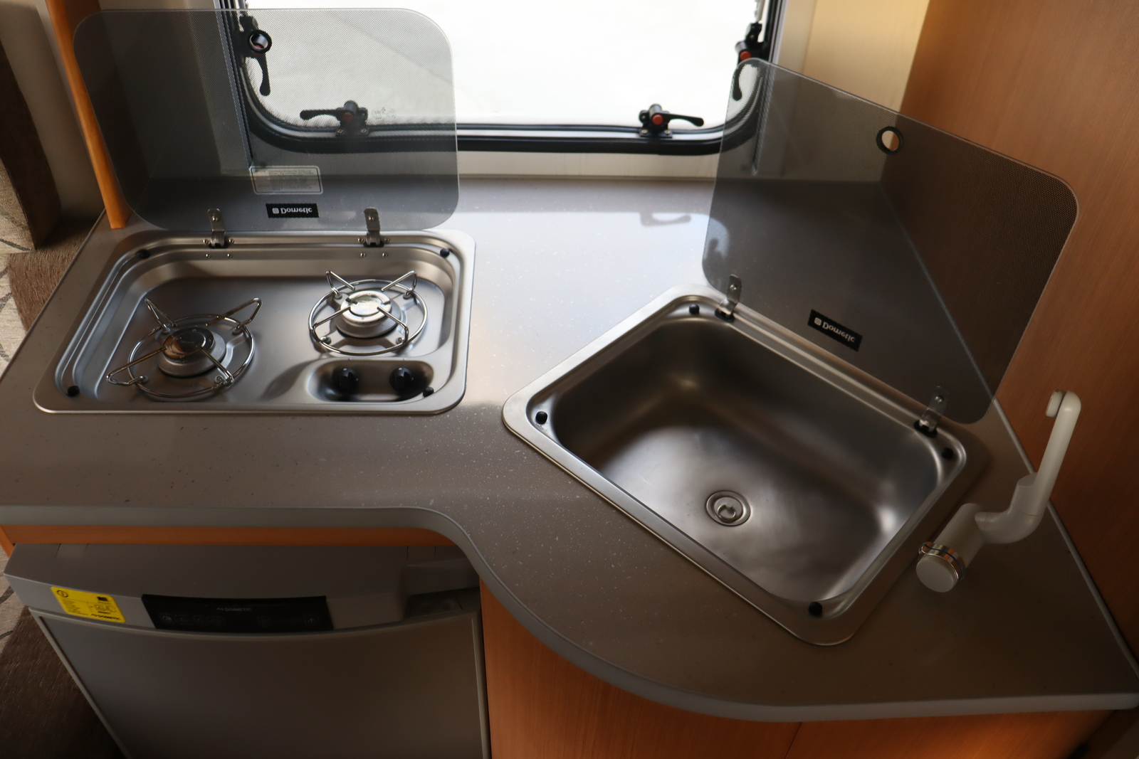 キャンピングカートレーラー