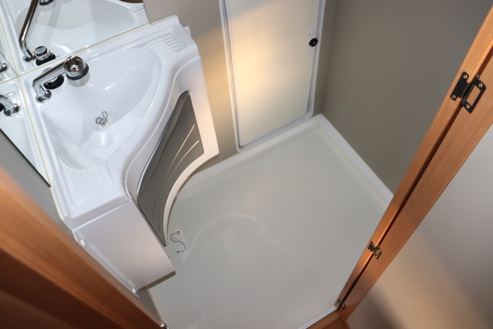 キャンピングカートレーラー