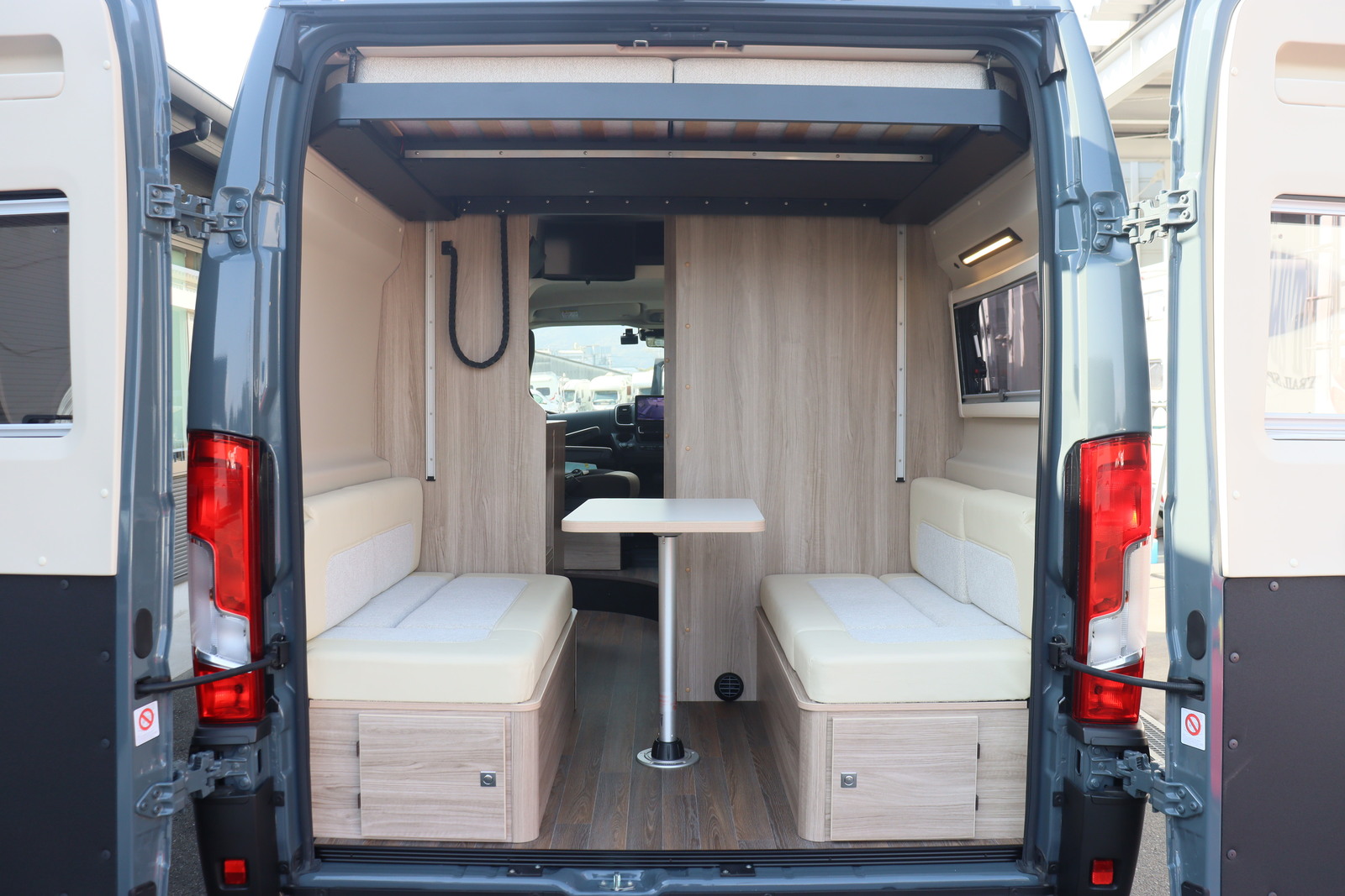 キャンピングカーバンコン