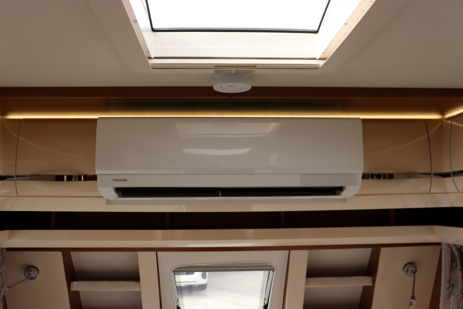 キャンピングカートレーラー