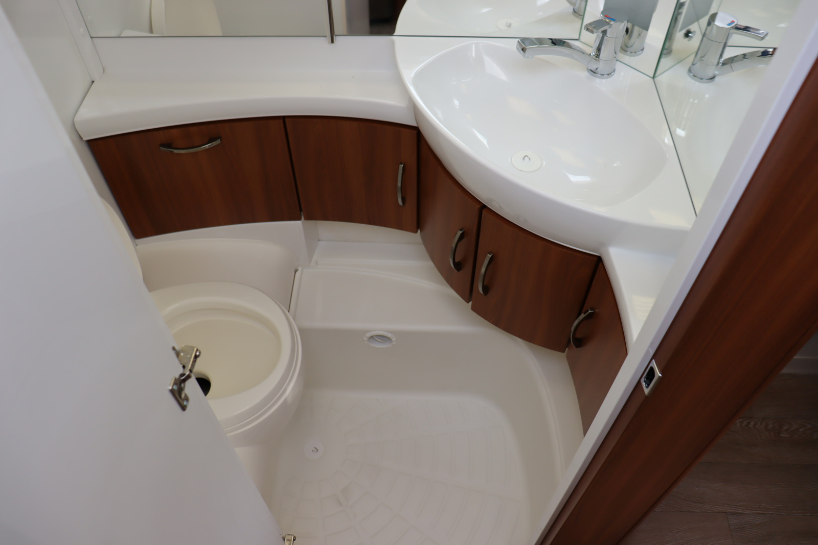 キャンピングカートレーラー