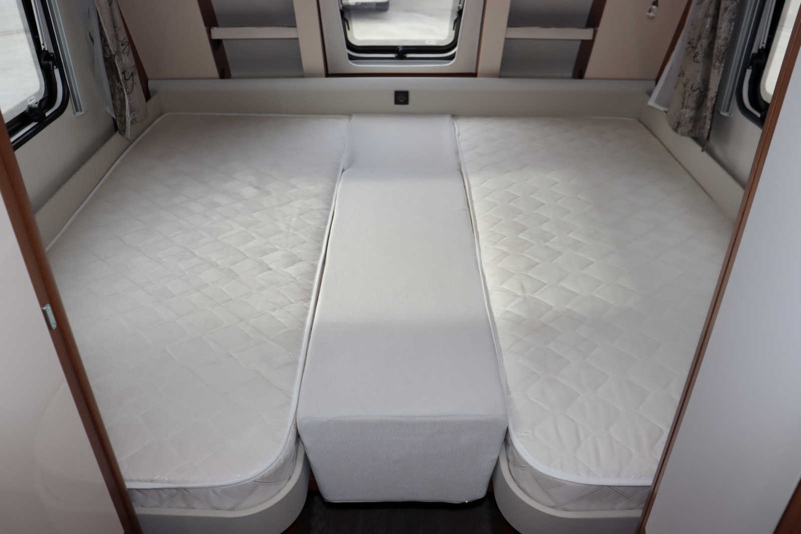 キャンピングカートレーラー