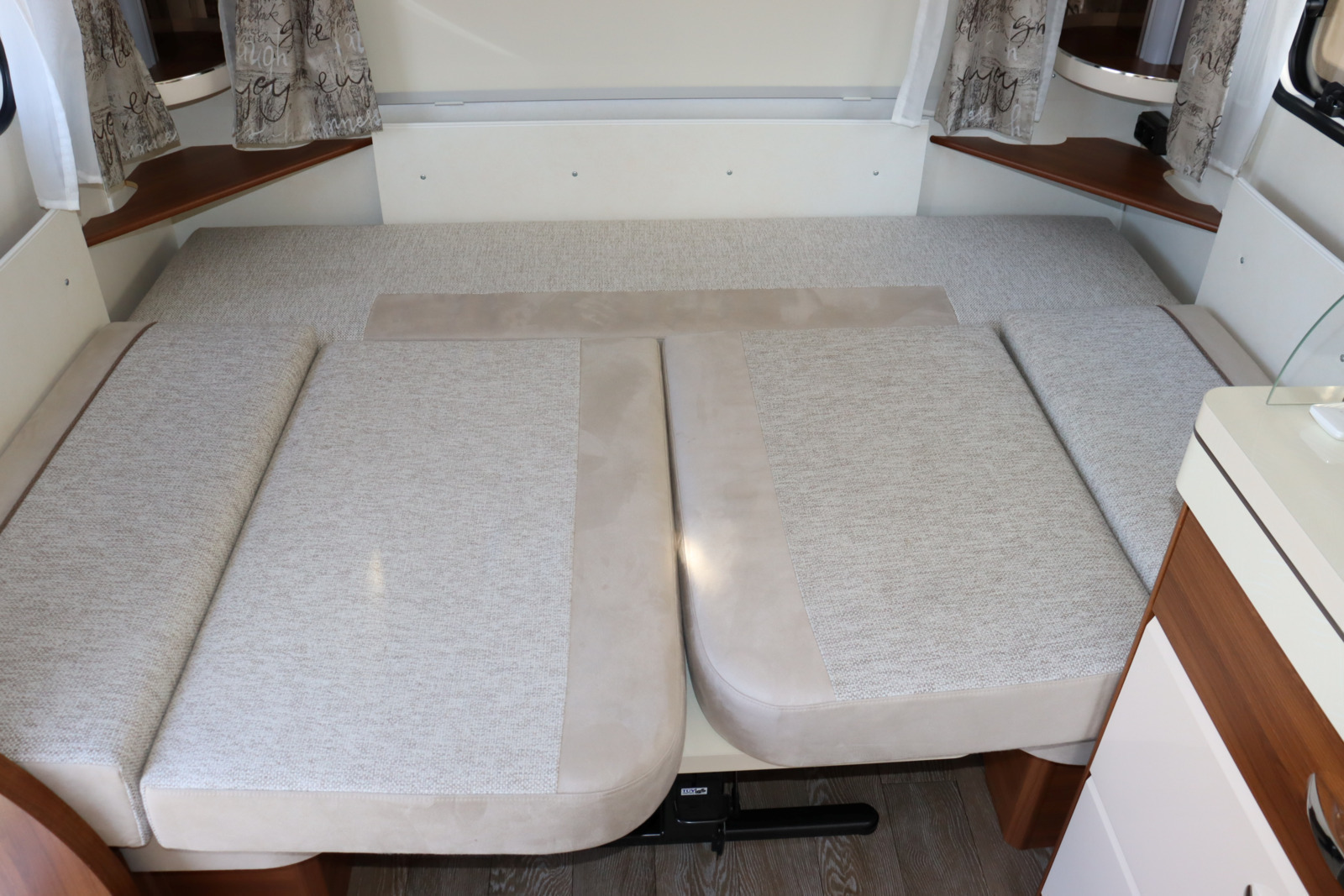 キャンピングカートレーラー