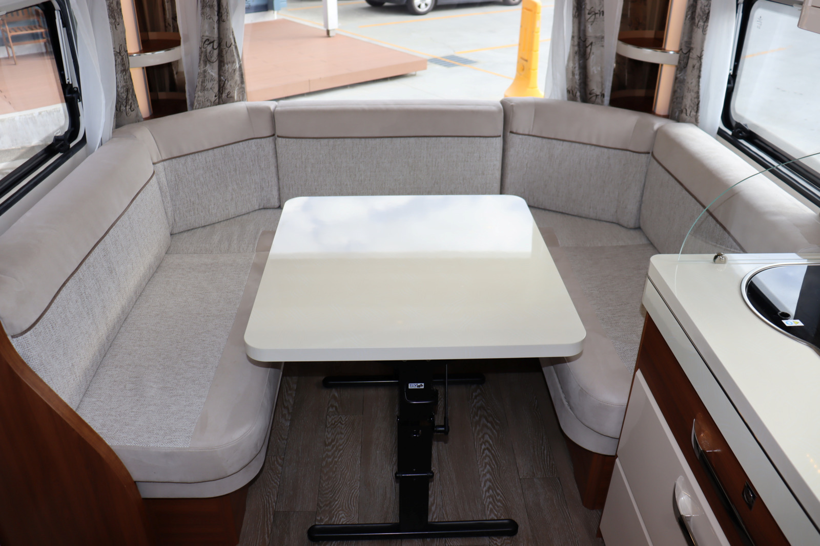 キャンピングカートレーラー