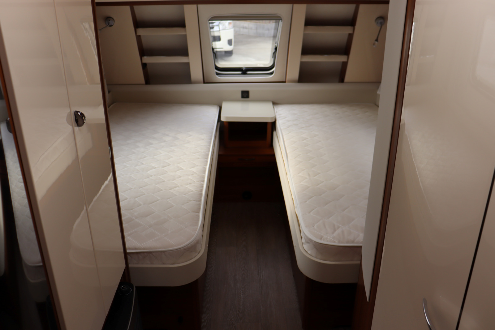 キャンピングカートレーラー