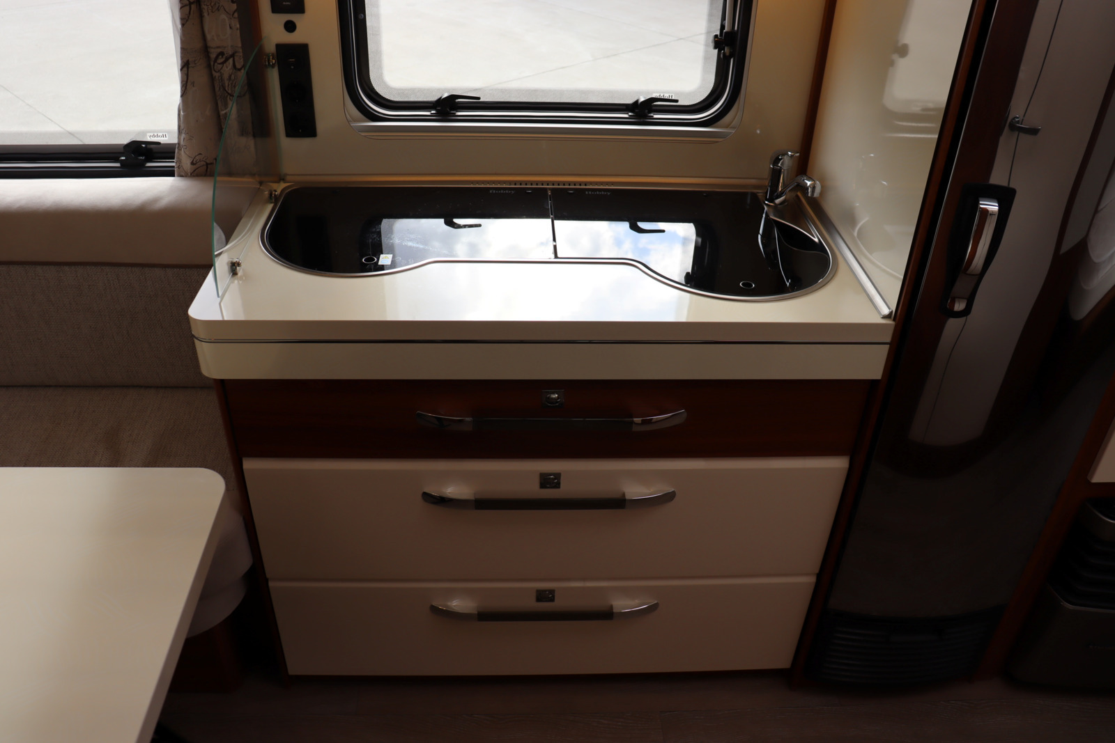 キャンピングカートレーラー