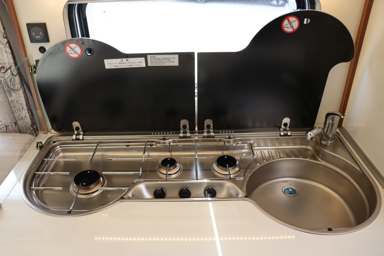 キャンピングカートレーラー