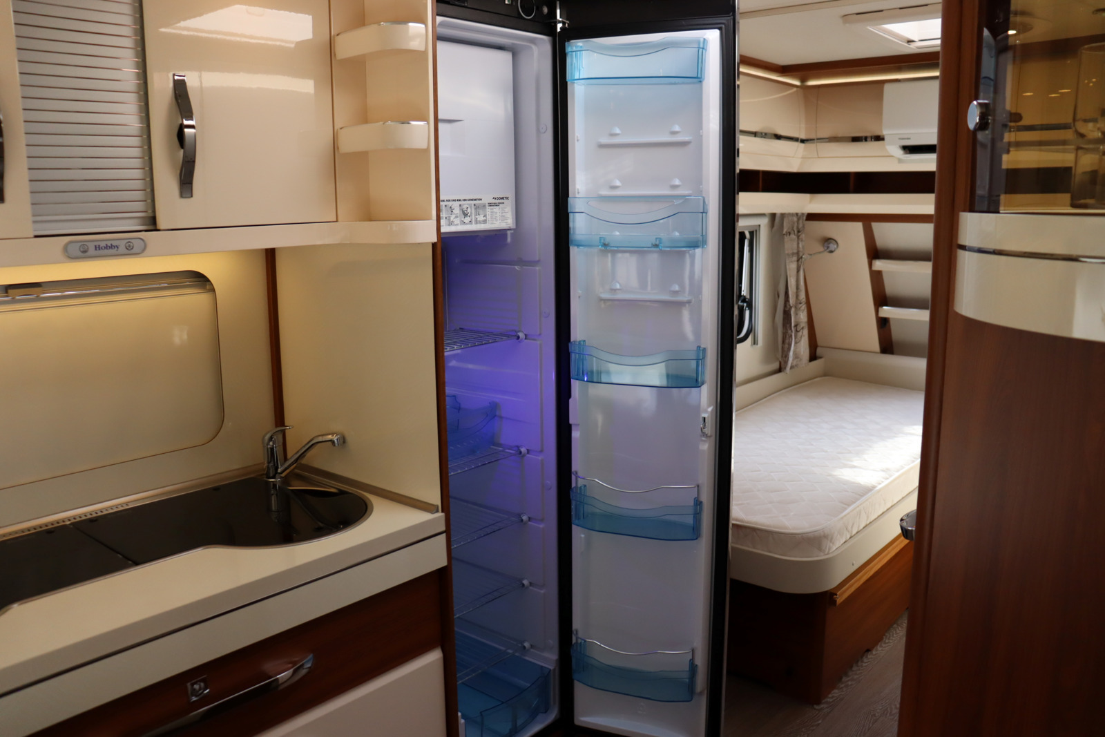 キャンピングカートレーラー