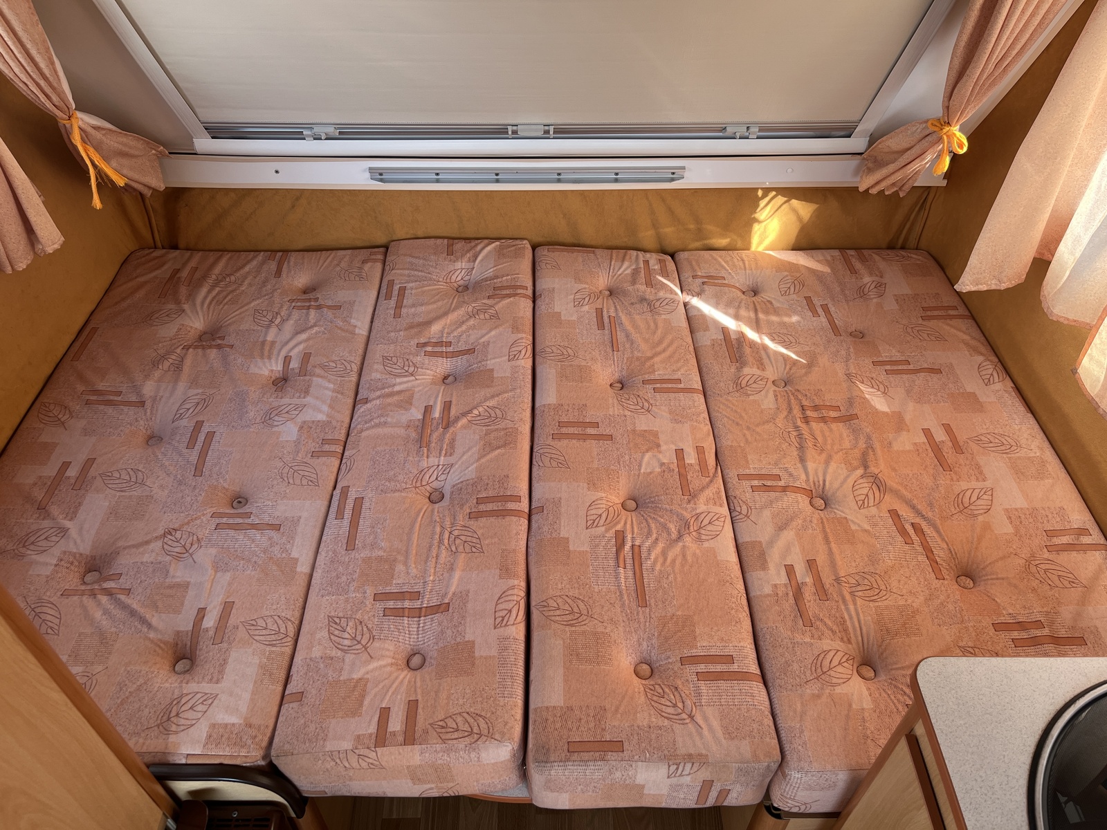 キャンピングカートレーラー