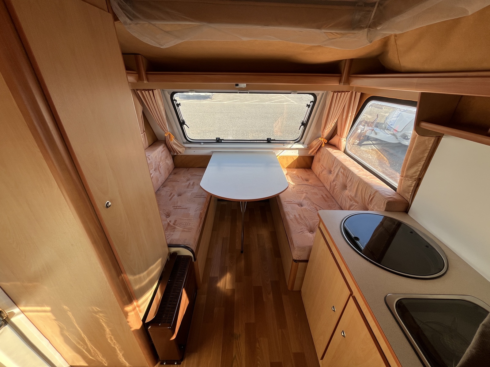 キャンピングカートレーラー