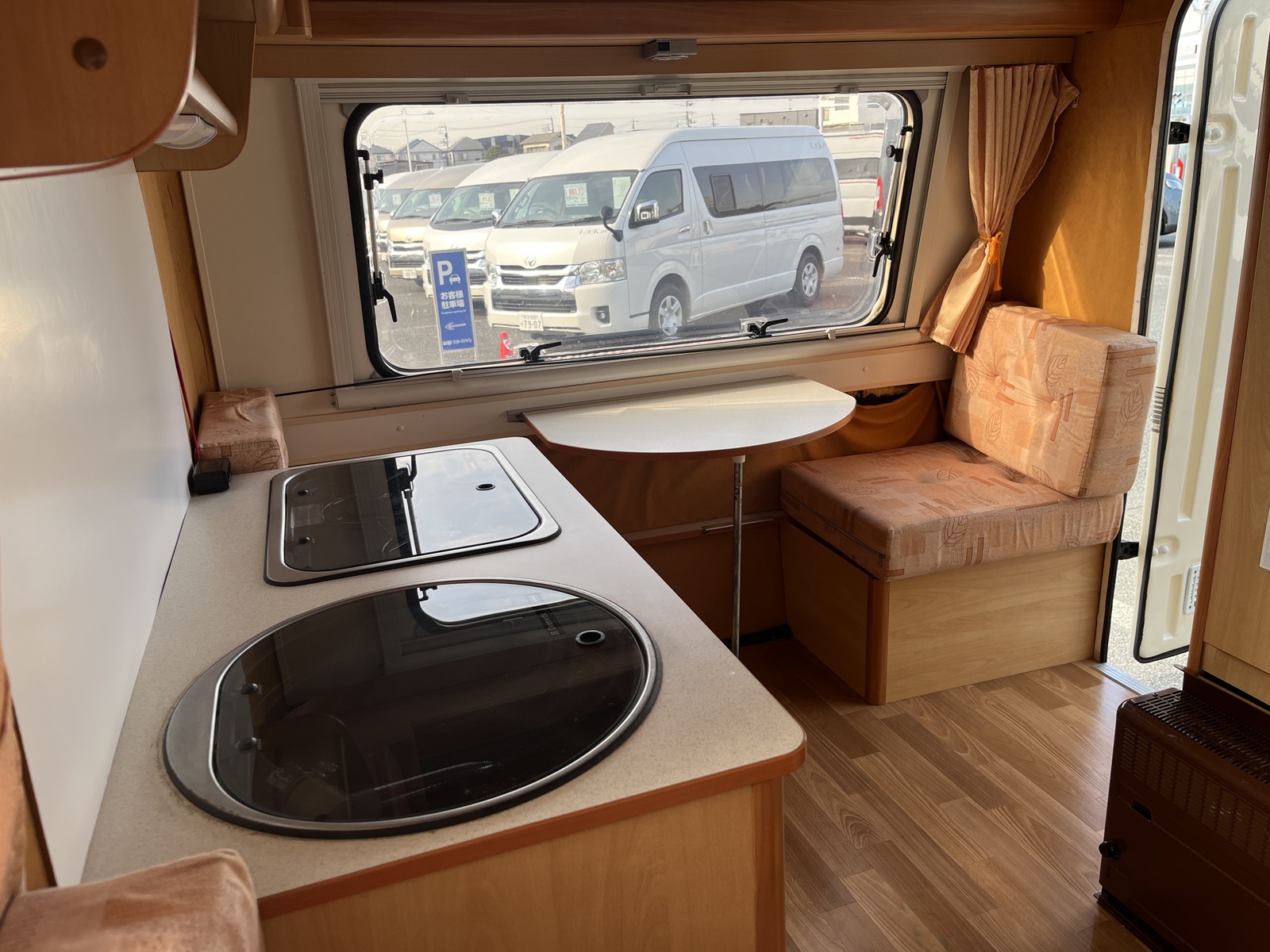 キャンピングカートレーラー