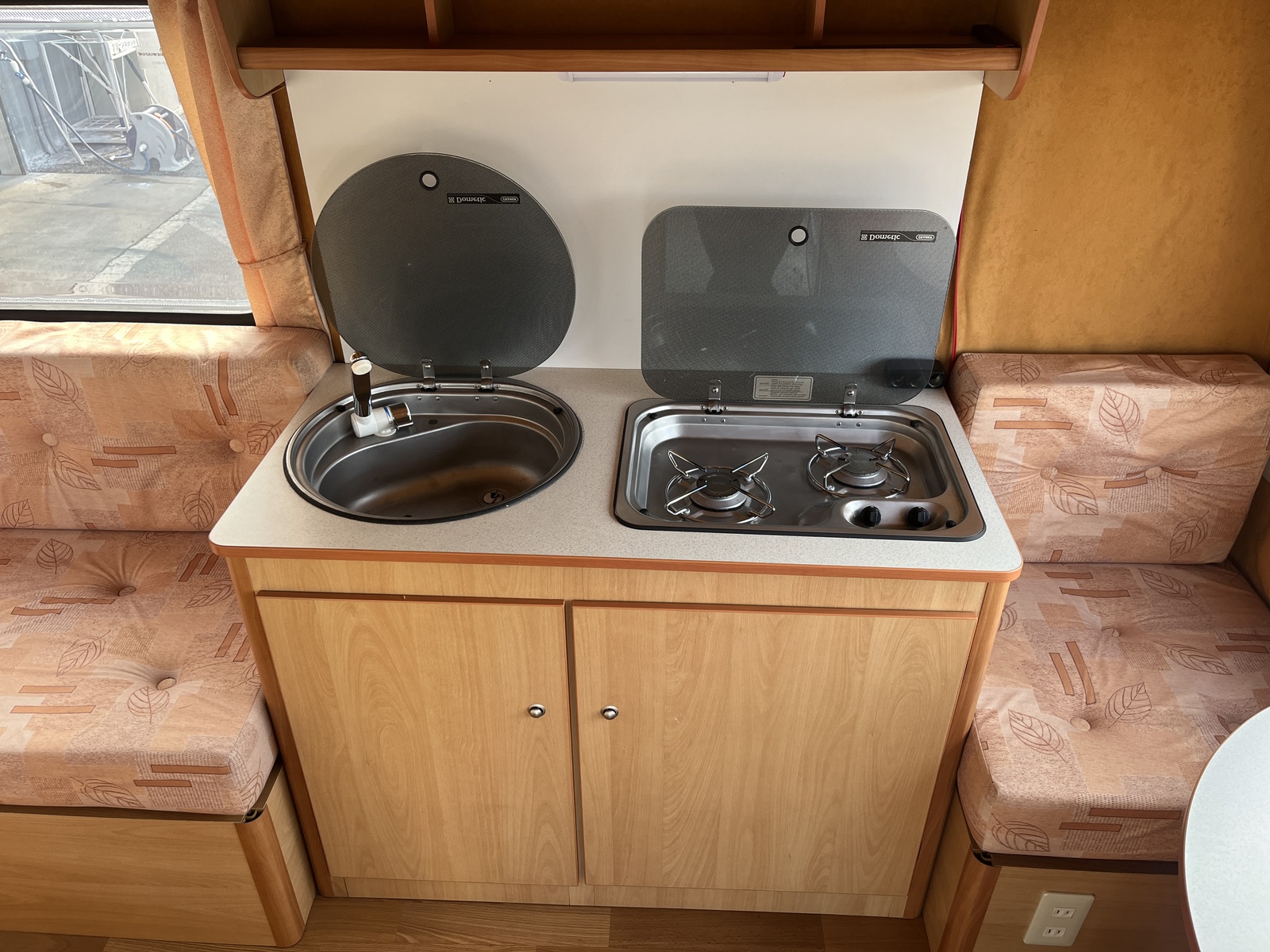 キャンピングカートレーラー