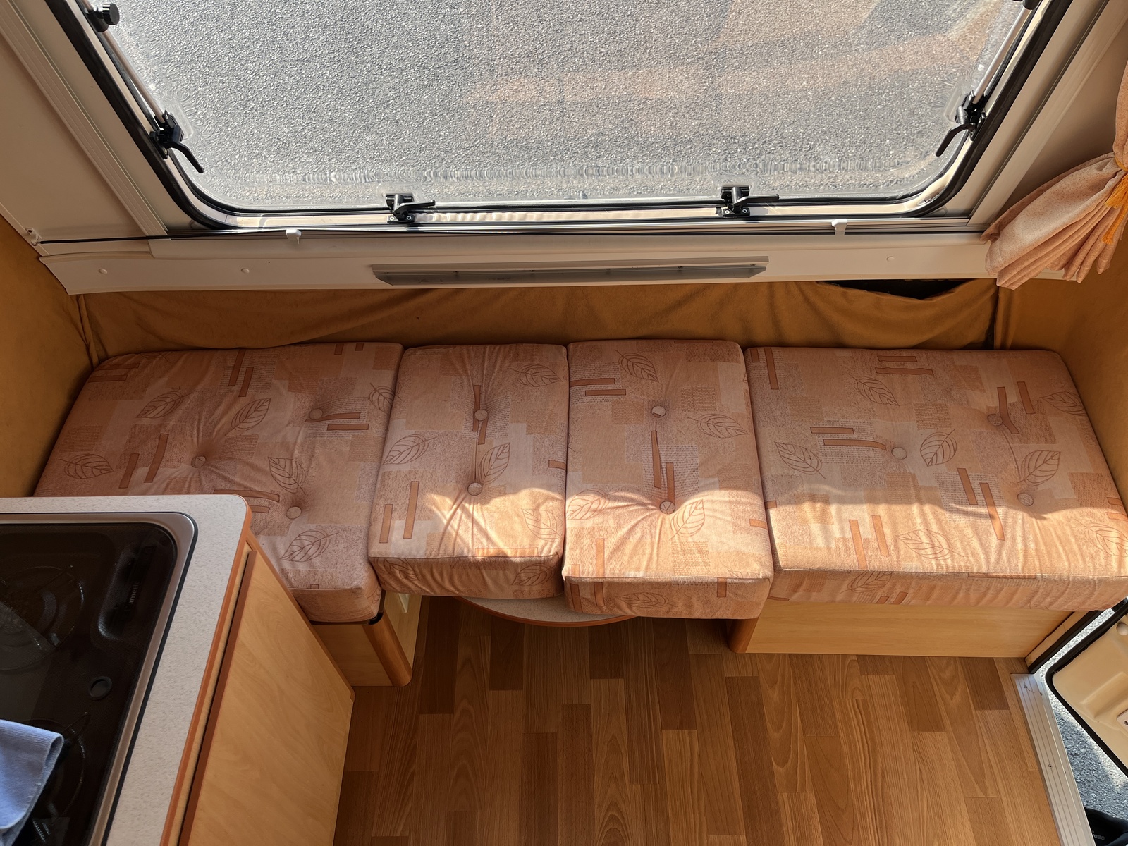 キャンピングカートレーラー