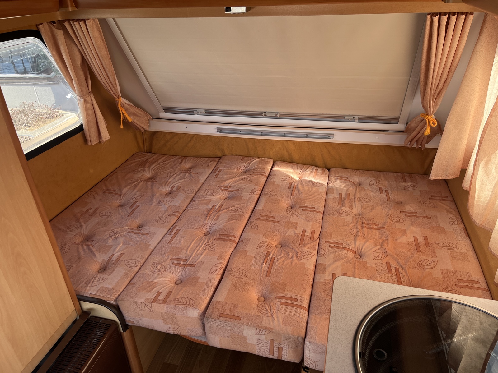 キャンピングカートレーラー