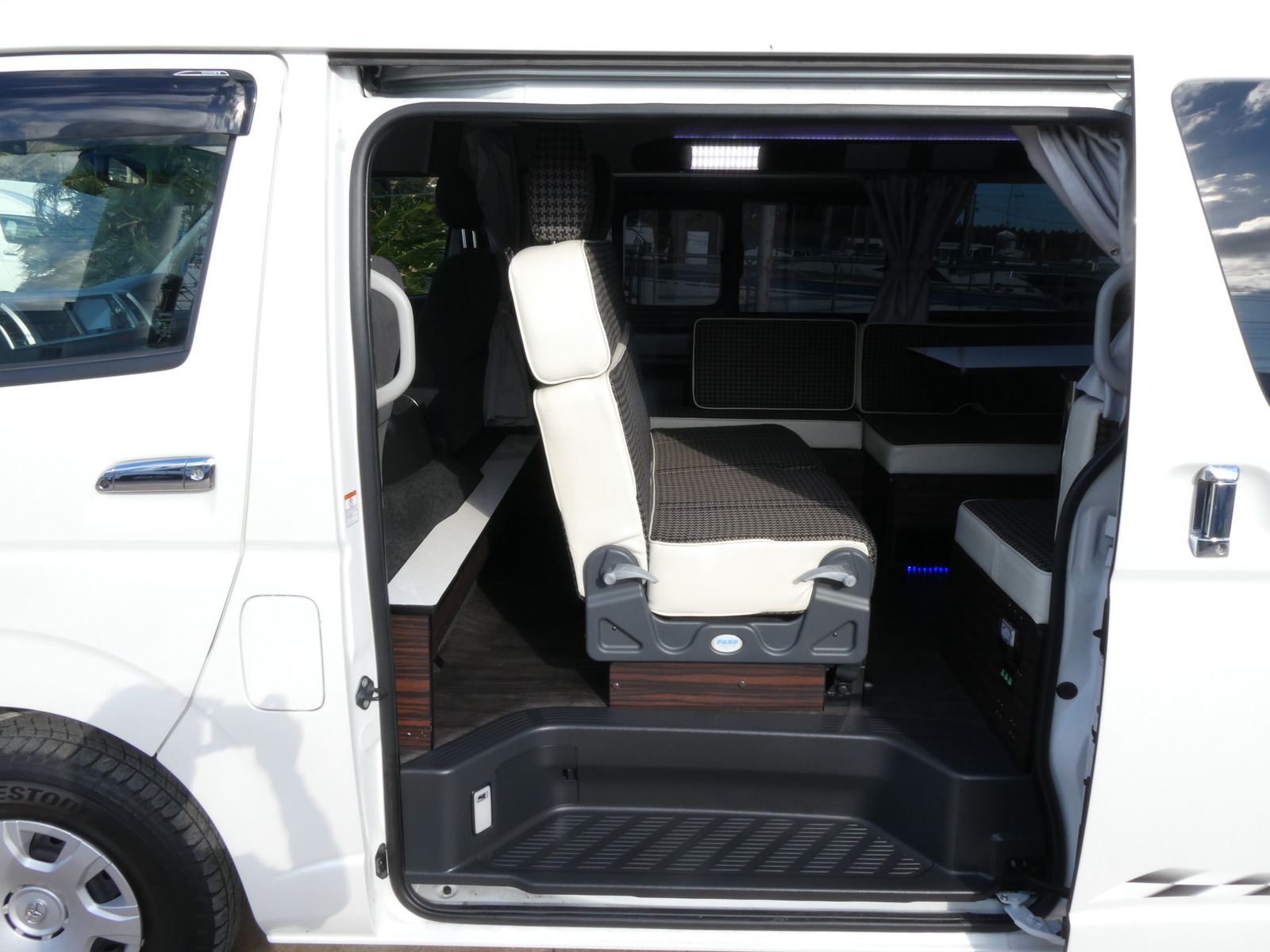 キャンピングカーバンコン